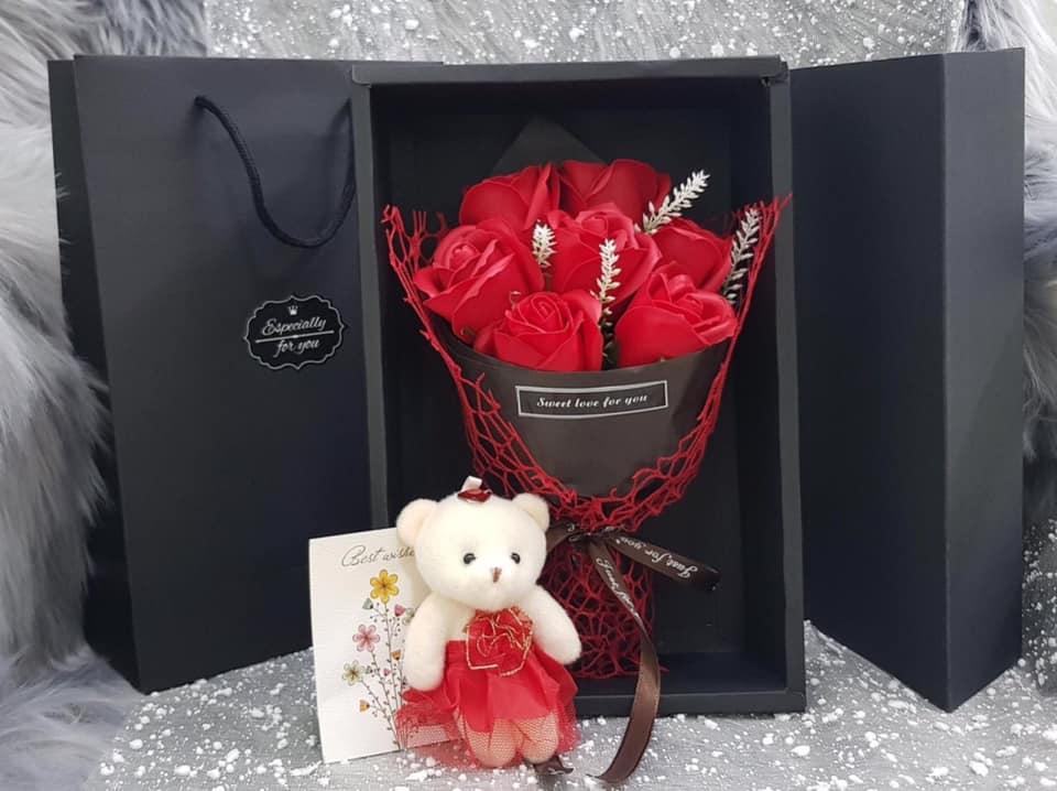 [HCM]HOA HỒNG SÁP THƠM BÓ 7 BÔNG KÈM GẤU TẶNG NGƯỜI YÊU RẤT LÃNG MẠNG CÓ HỘP SANG TRỌNG(HỘP ĐEN GIỎ XÁCH ĐEN)