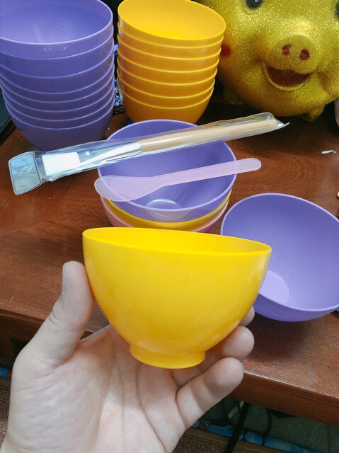 Bát nhựa dẻo trộn mặt nạ