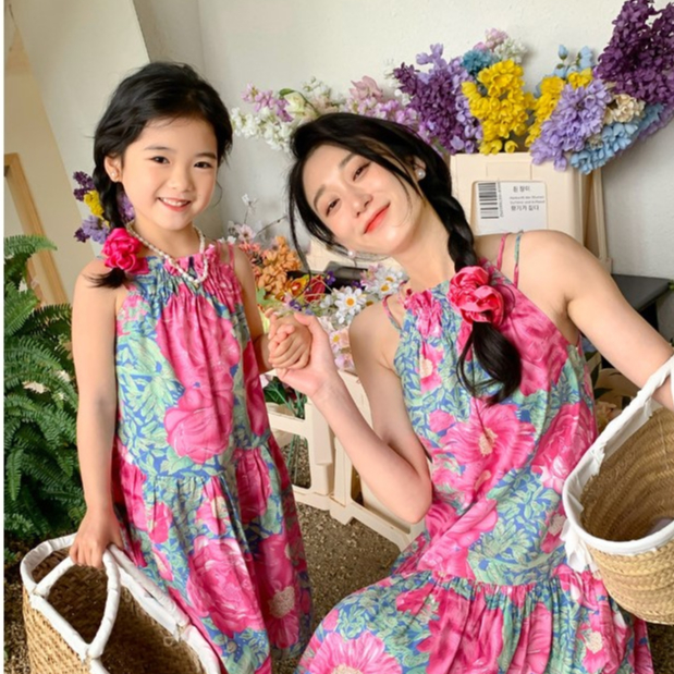 Váy maxi mẹ và bé gái cổ yếm đi biển