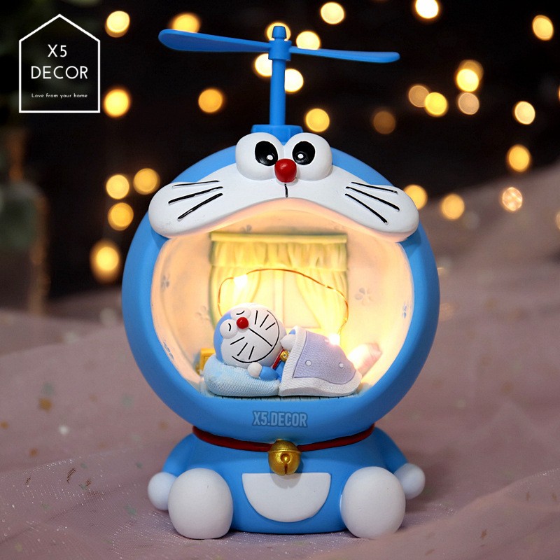 Đèn Ngủ Doraemon Dễ Thương: Tưởng tượng bạn đang nằm trong một phòng ngủ ấm áp, hạnh phúc, với đèn ngủ Doraemon dễ thương chiếu sáng. Đó sẽ là một trải nghiệm tuyệt vời để bạn thư giãn vào buổi tối.
