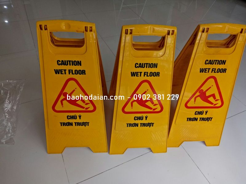 Biển cảnh báo chữ A - Trơn Trượt (hình thật)
