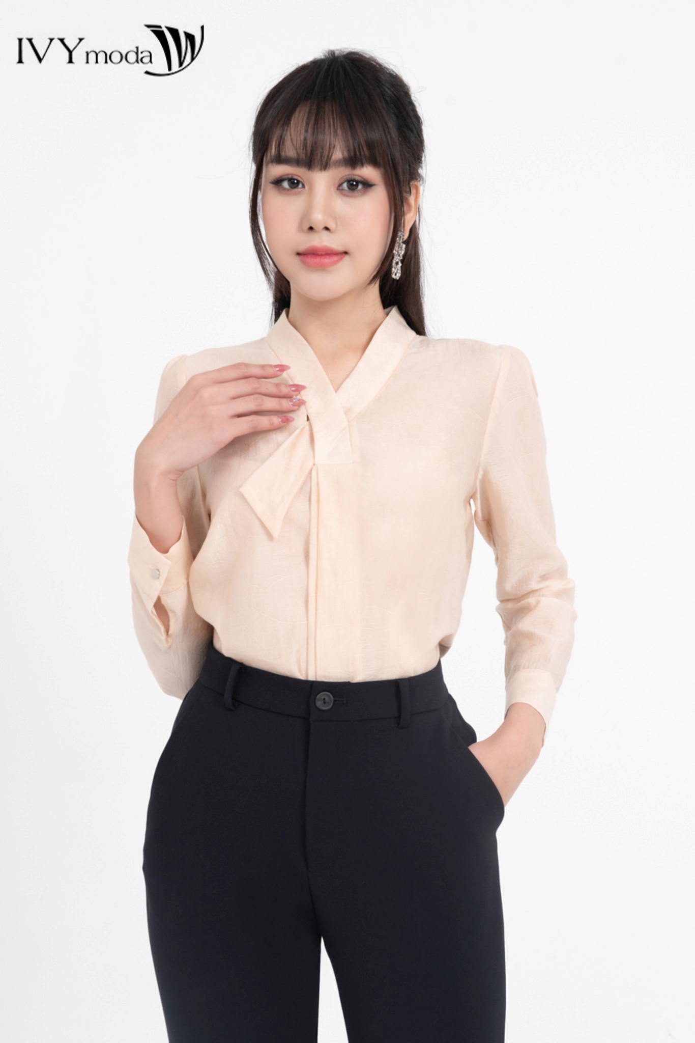 Áo lụa cổ xếp chéo IVY moda MS 17M8167