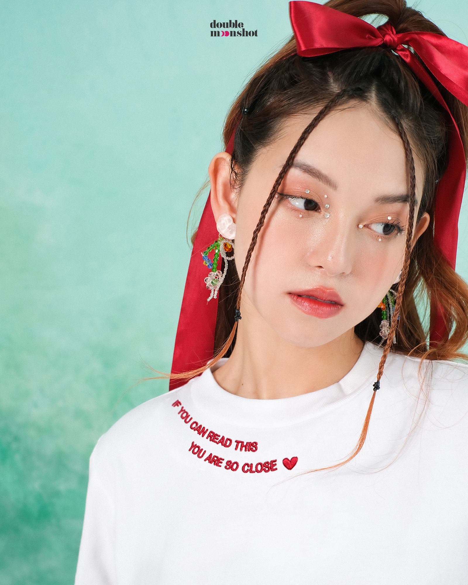 Double Moonshot - Áo thun trắng croptop thêu chữ