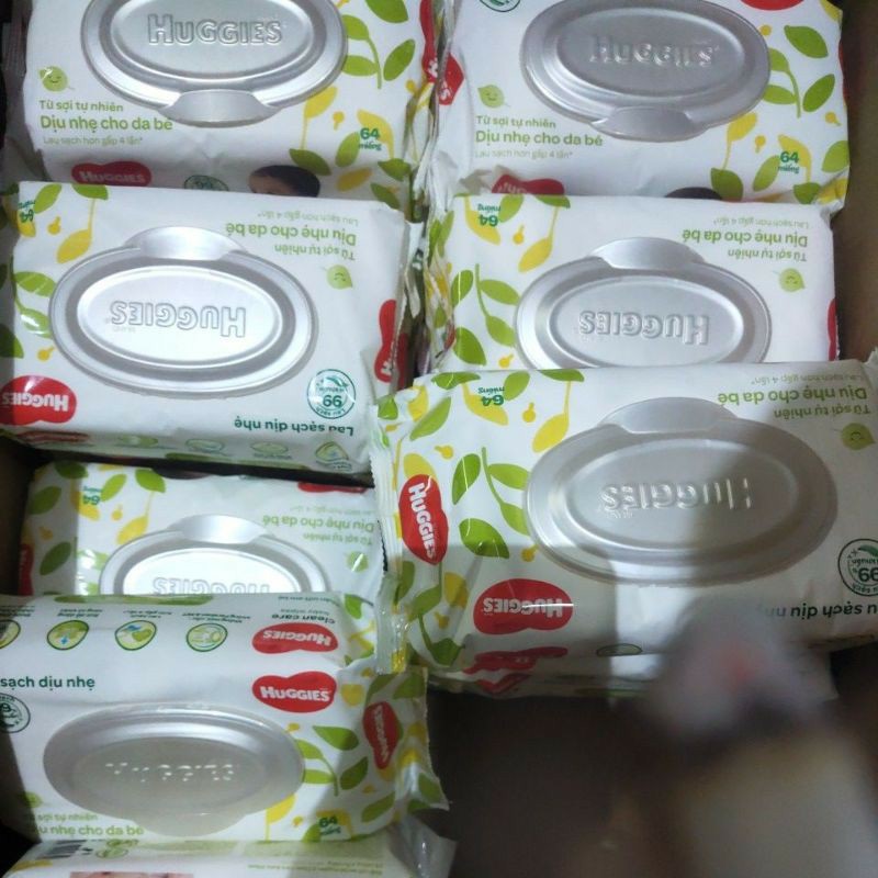 Khăn giấy ướt Huggies 400gr ( 64 miếng )