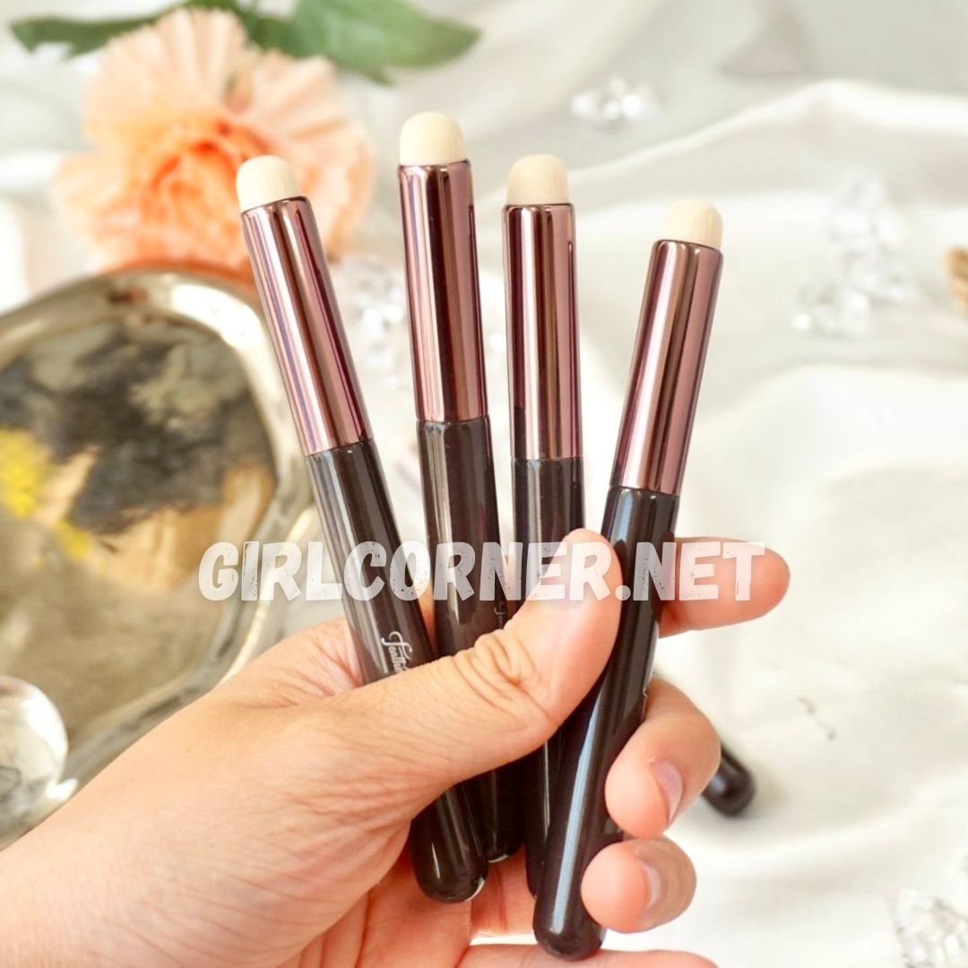 Cọ môi - che khuyết điểm đầu tròn trend Feather B