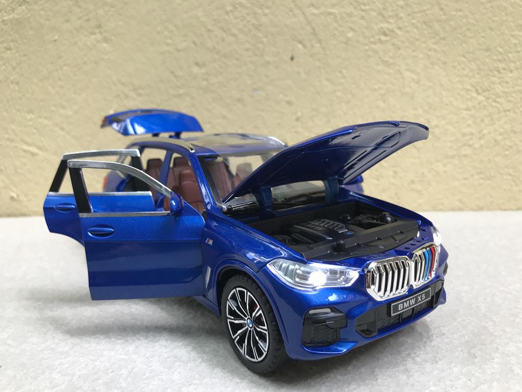 Mô hình xe BMW X5 xDrive40i 1:24