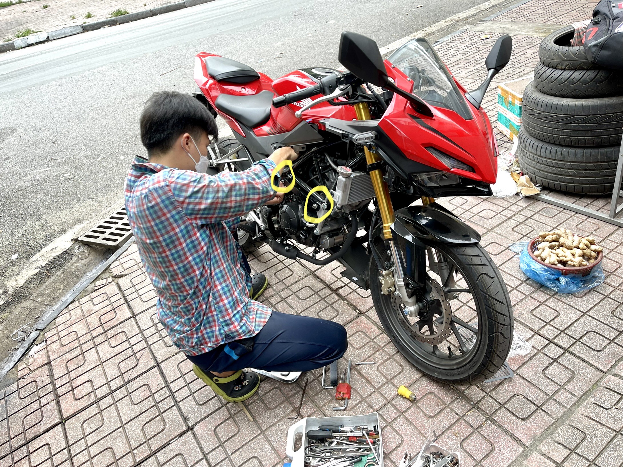 Chống đổ khung sườn CBR 150 2021 ( ko khoan nhựa)