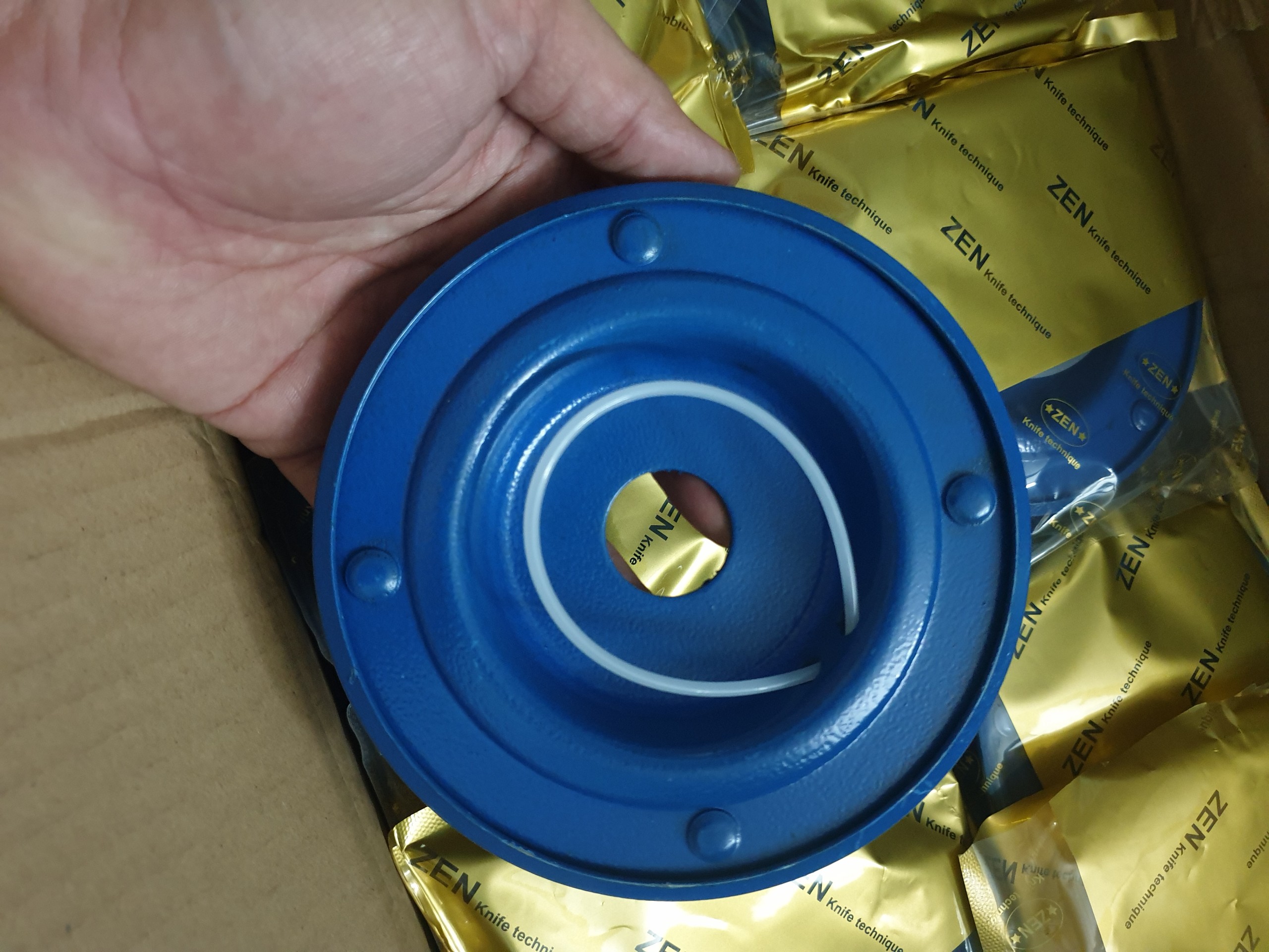Ổ cước cắt cỏ 4 chấu cải tiến, có con lăn sử dụng cho máy cắt cỏ , đặc biệt dùng được cho máy huq 143/541