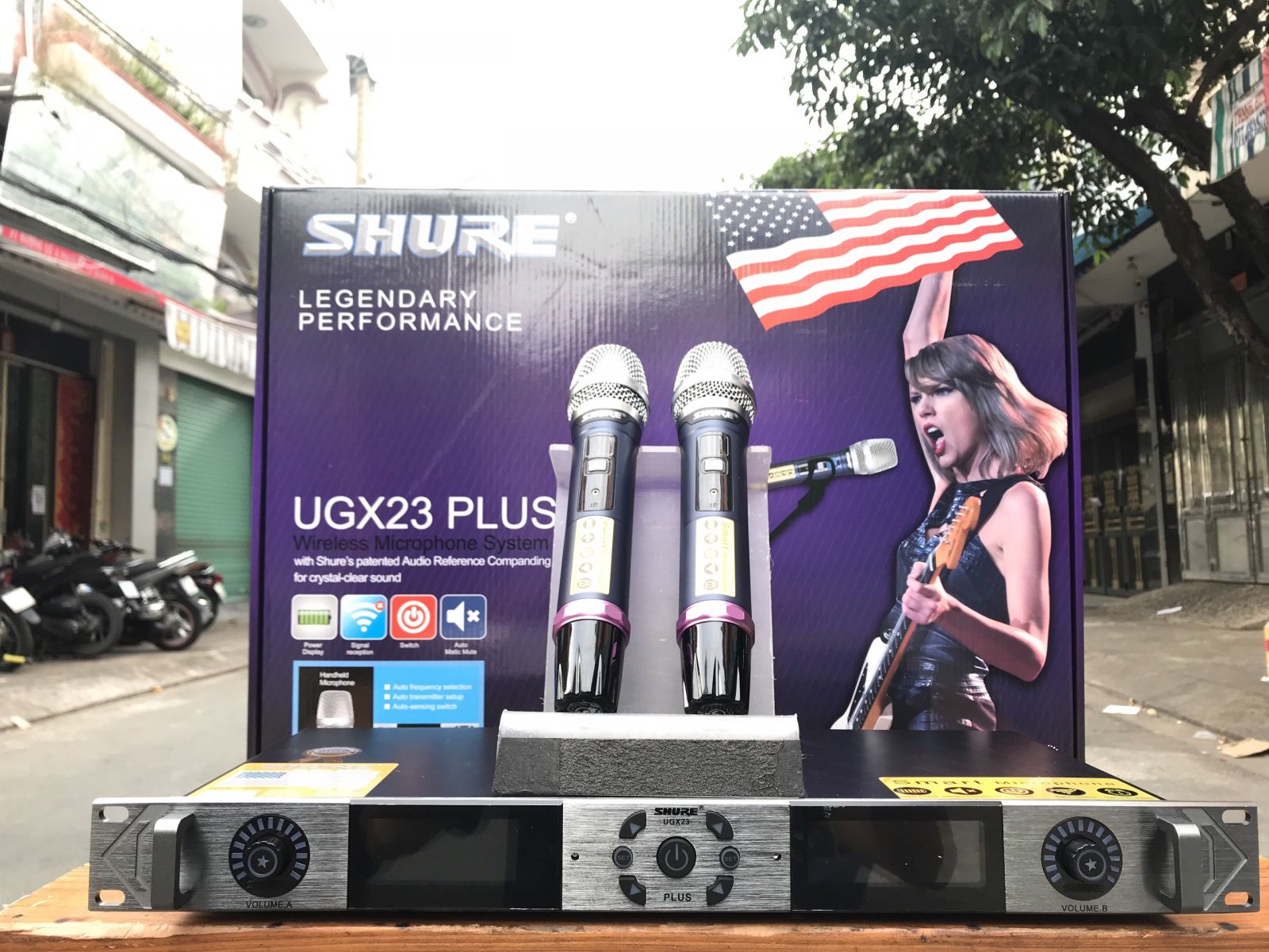 [HCM][Xả Kho] Micro Không Dây Cao Cấp Micro Karaoke Chuyên Nghiệp Dàn Âm Thanh Giá Rẻ Mic Hát Gia Đình Micro Shure Ugx23 Plus Lọc Tiếng Cực Hay Trống Hú Rè Cho Ra Chất Âm Cực Trắc Âm Thanh Trong Sáng Với Màn Hình Led Rất Đẹp.