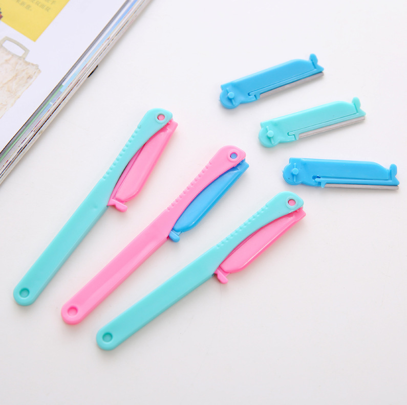 Utility mini eyebrow trimmer with replacement blades
