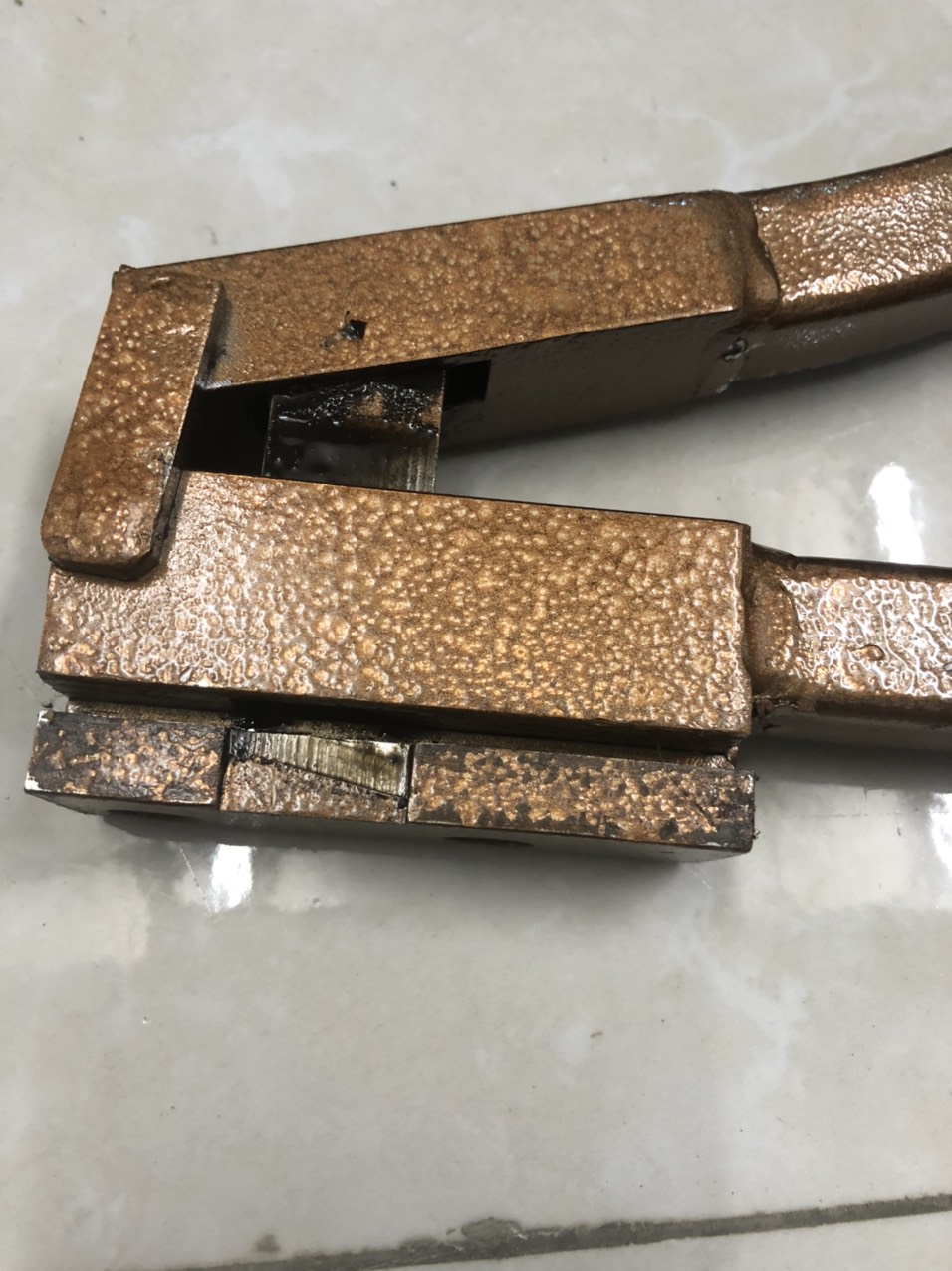 Kìm bấm lỗ thoát nước cửa nhôm