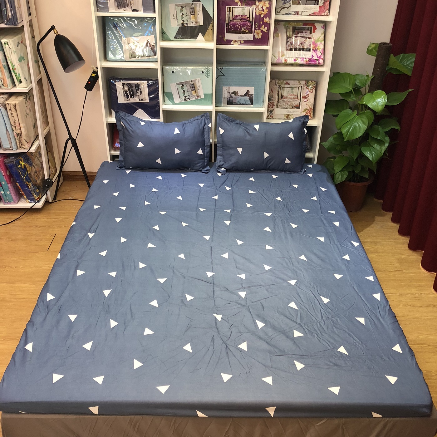 Set ga gối 3 món Mẫu Tam giác Ghi (gồm 1 vỏ ga và 2 vỏ gối nằm)