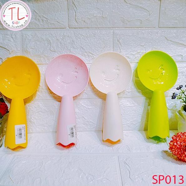 Muỗng Nhựa Múc Cơm Hình Mặt Cười Dễ Thương