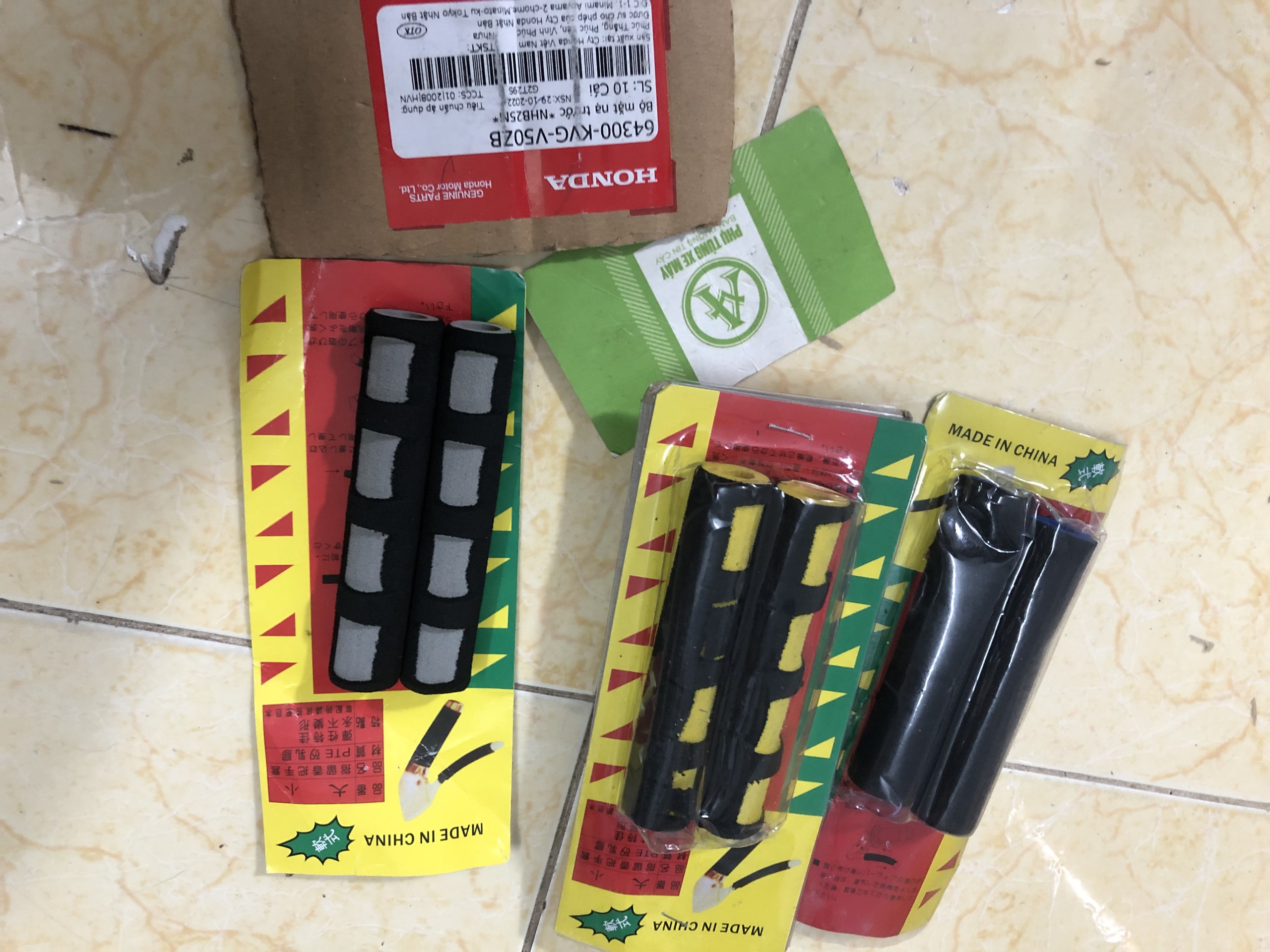 1 Pair of Rubber Pads for Brake Levers and Brake Clutches (Random Color)