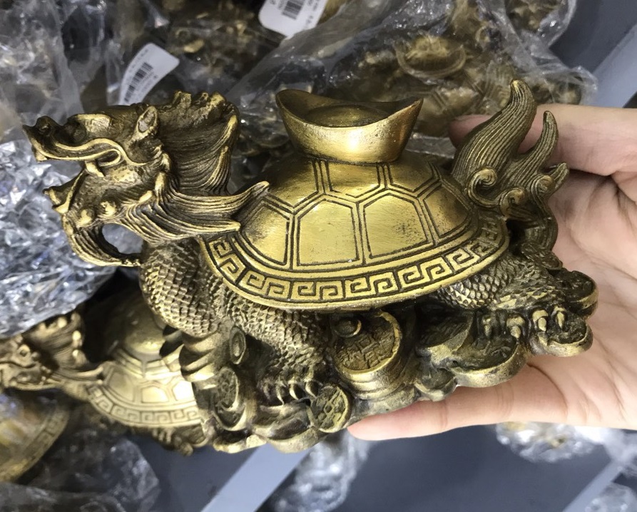 Long Quy bằng đồng vàng nặng 600g