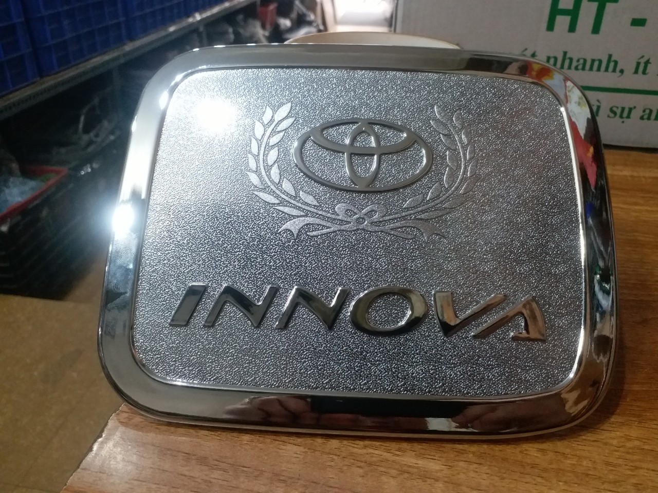 Ốp nắp bình xăng bông lúa xe toyota innova 2006 đến 2015 .