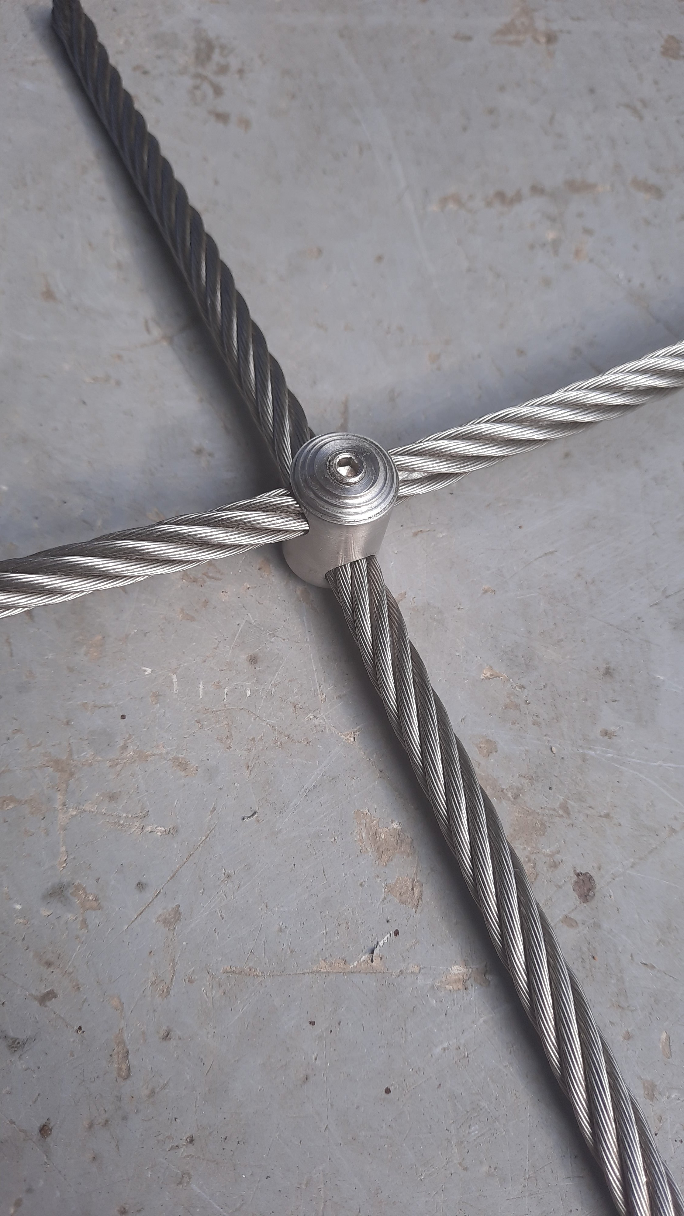 Khóa chữ thập cho cáp ban công - cầu thang