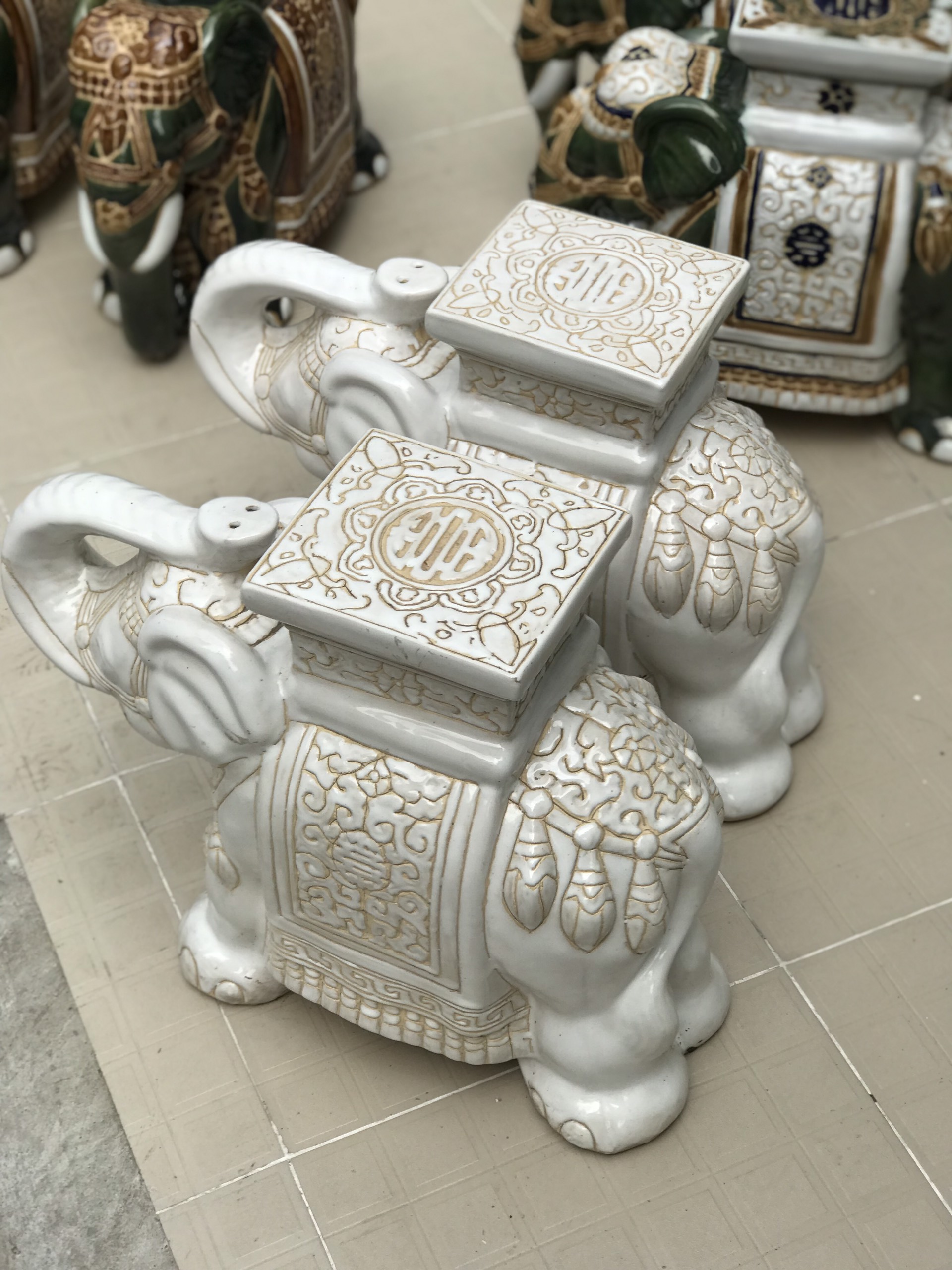 Đôn voi bằng gốm sứ Nam bộ