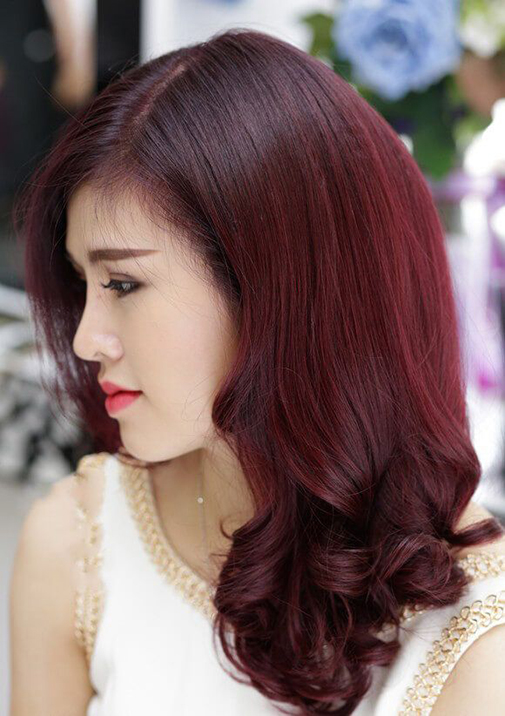 Kem nhuộm màu đỏ đậm: Với kem nhuộm màu đỏ đậm, bạn sẽ cảm nhận được sự quyến rũ và nổi bật hơn từ mái tóc của mình. Hãy cùng khám phá bức ảnh liên quan để thấy được sức hút của màu đỏ đậm trên tóc.