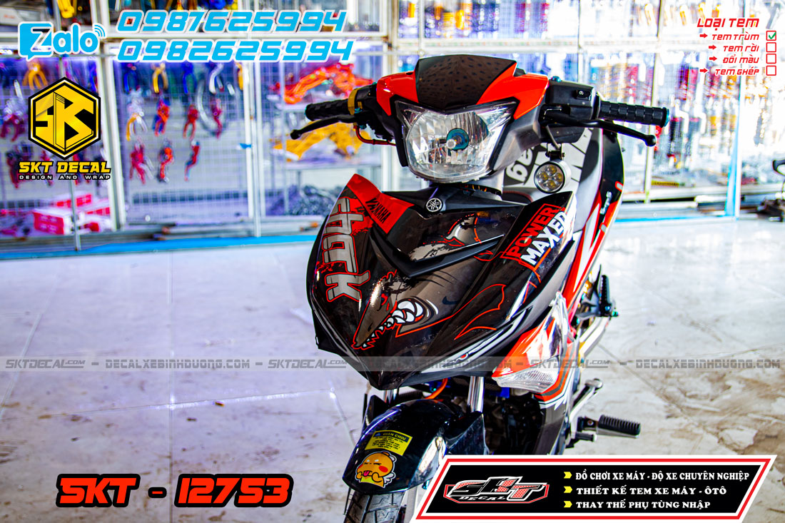 tem trùm xe exciter 150 đỏ đen cá mập