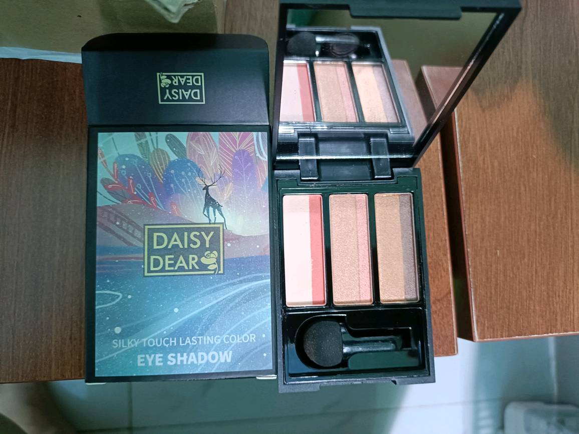 BẢNG PHẤN MẮT PHỐI SẴN 3 MÀU DAISY DEAR
