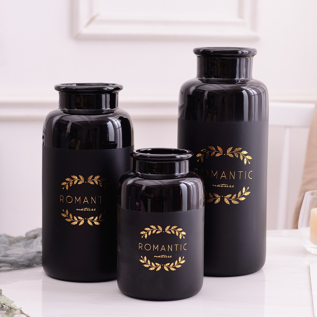 Bình hoa gốm sứ cao cấp in chữ Romantic - BC282
