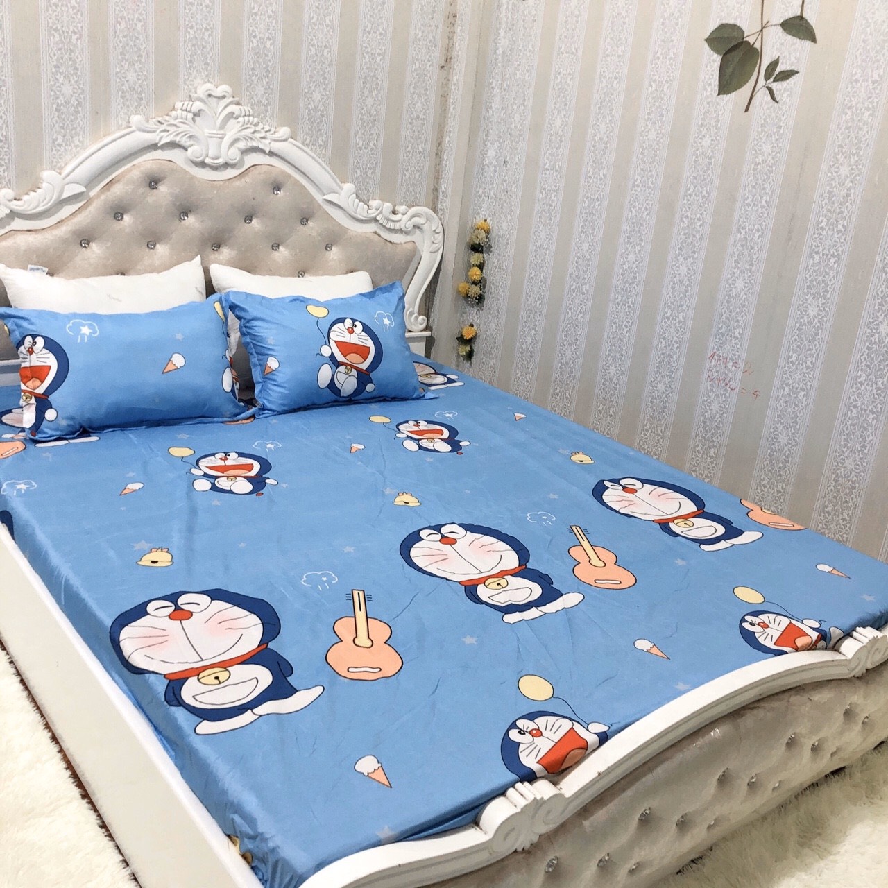 BỘ CHĂN GA GỐI COMBO 5 MÓN - DOREMON CẦM ĐÀN