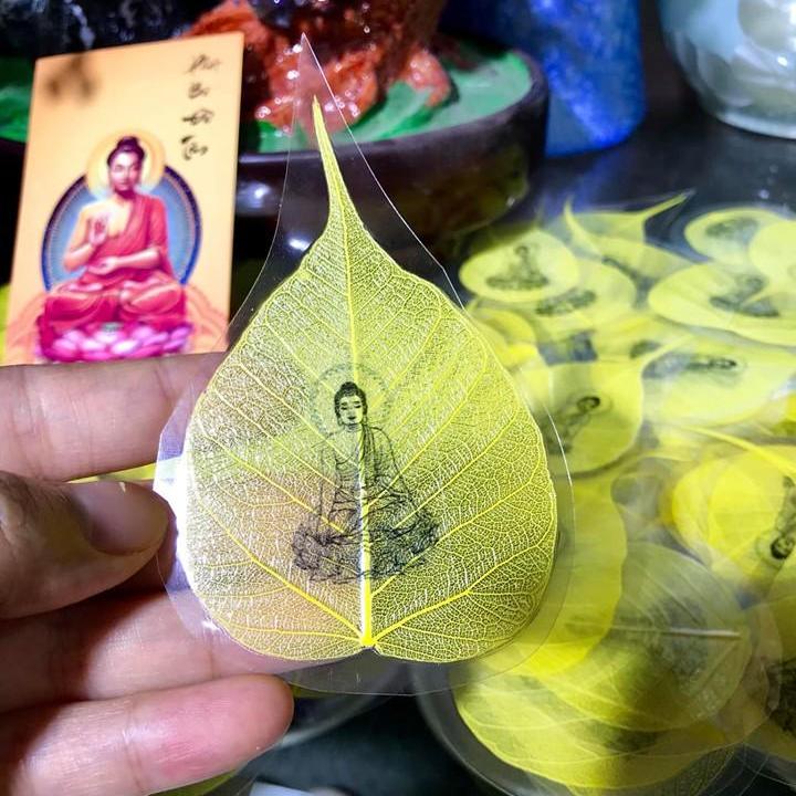 Lá bồ đề dát vàng in hình phật (màu vàng)