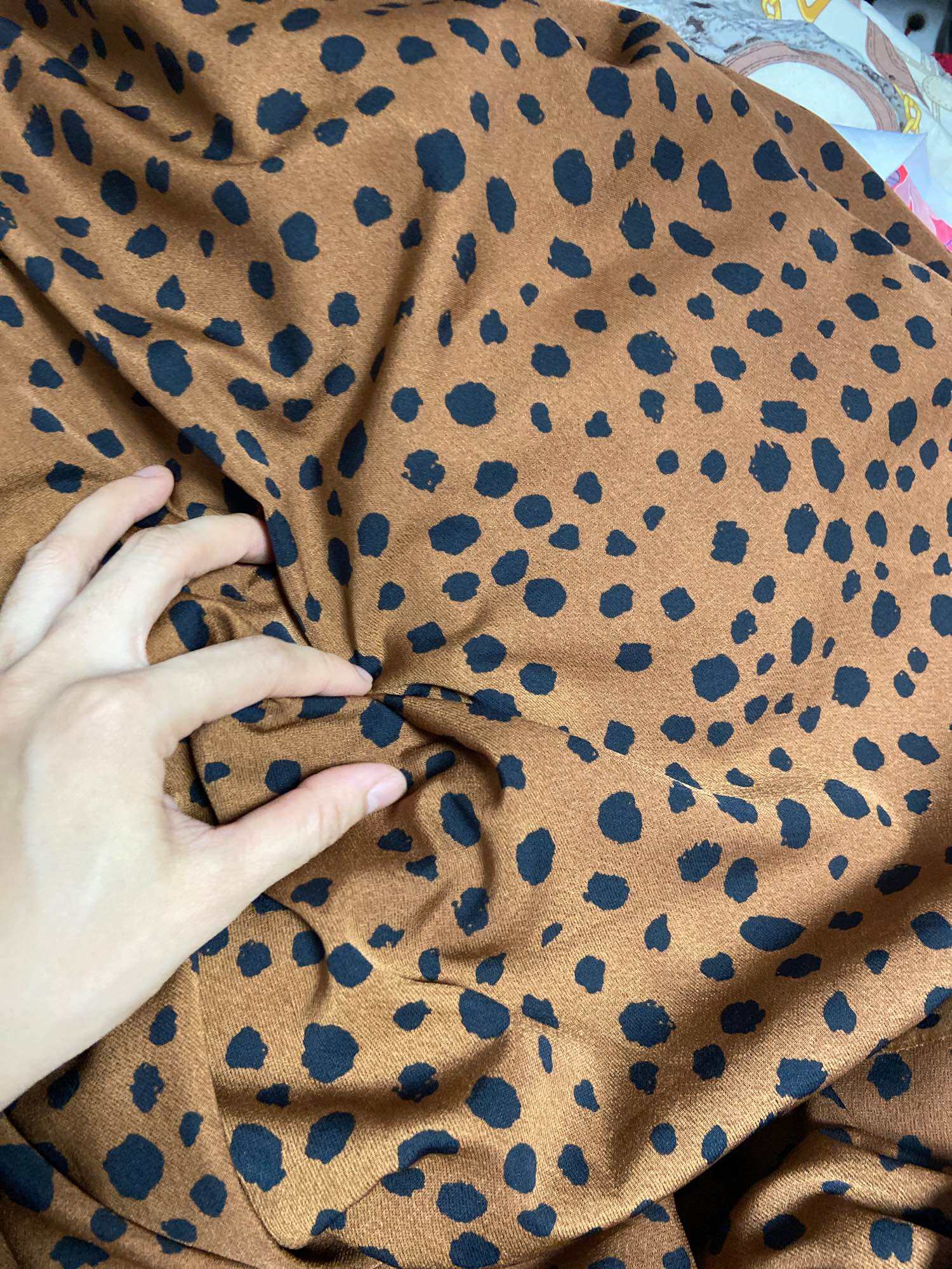 2m x 1m5 vải lụa hàn chấm đen nền nâu ngoài đậm đẹp mềm không co giản 2m khổ 1m5(62)