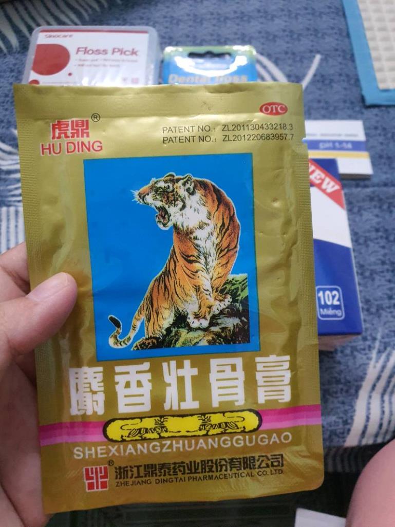 Bịch Cao Dán Con Cọp ( Cao Tráng Cốt Chỉ Thống Xạ Hương )