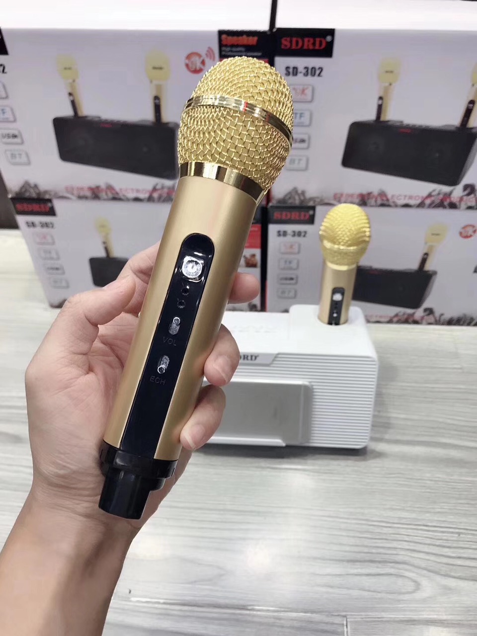 Mich hát Karaoke Bluetooth,Micro Kèm Loa 3 trong 1 Hát Karaoke Bluetooth Cực Hay,Loa Bluetooth Karaok Sd 301 Thiết Kế Đẹp Mắt Cá Tính Âm Thanh Vang Vòm Sống Động Micro Cực Nhạy Hút Âm Cực Tốt Echo Chuẩn