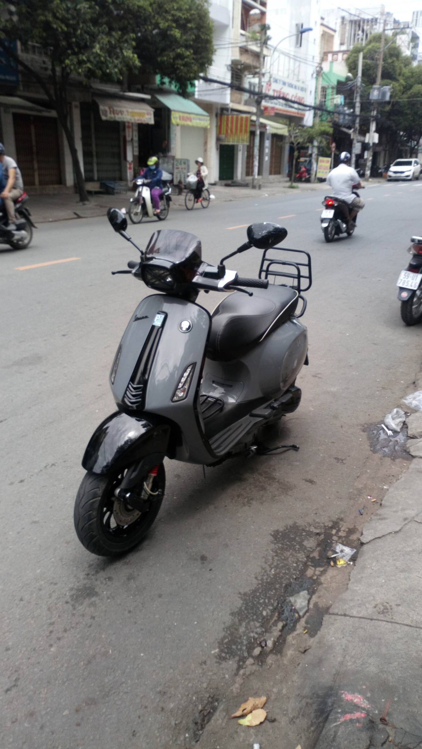 Kính chắn gió vespa không giá đỡ