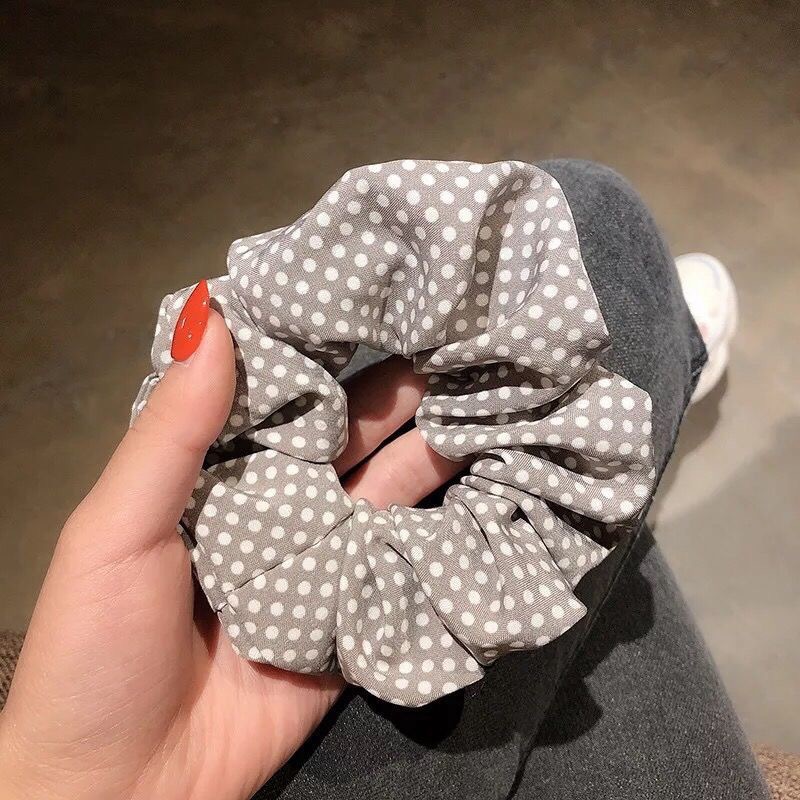 Cột Buộc Tóc Scruchies Chấm Bi - Loại Vải Nhung Cao Cấp
