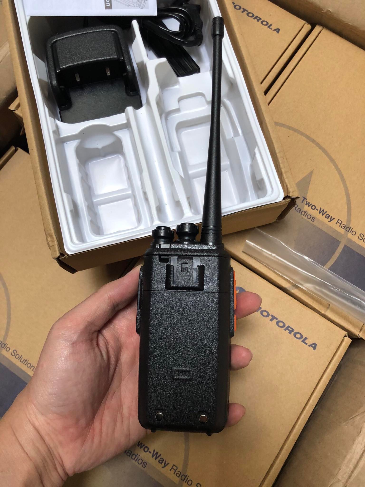 Bộ đàm Motorola CP1600 Plus (2 Chế Độ Sạc, Giá Rẻ, Siêu Bền)