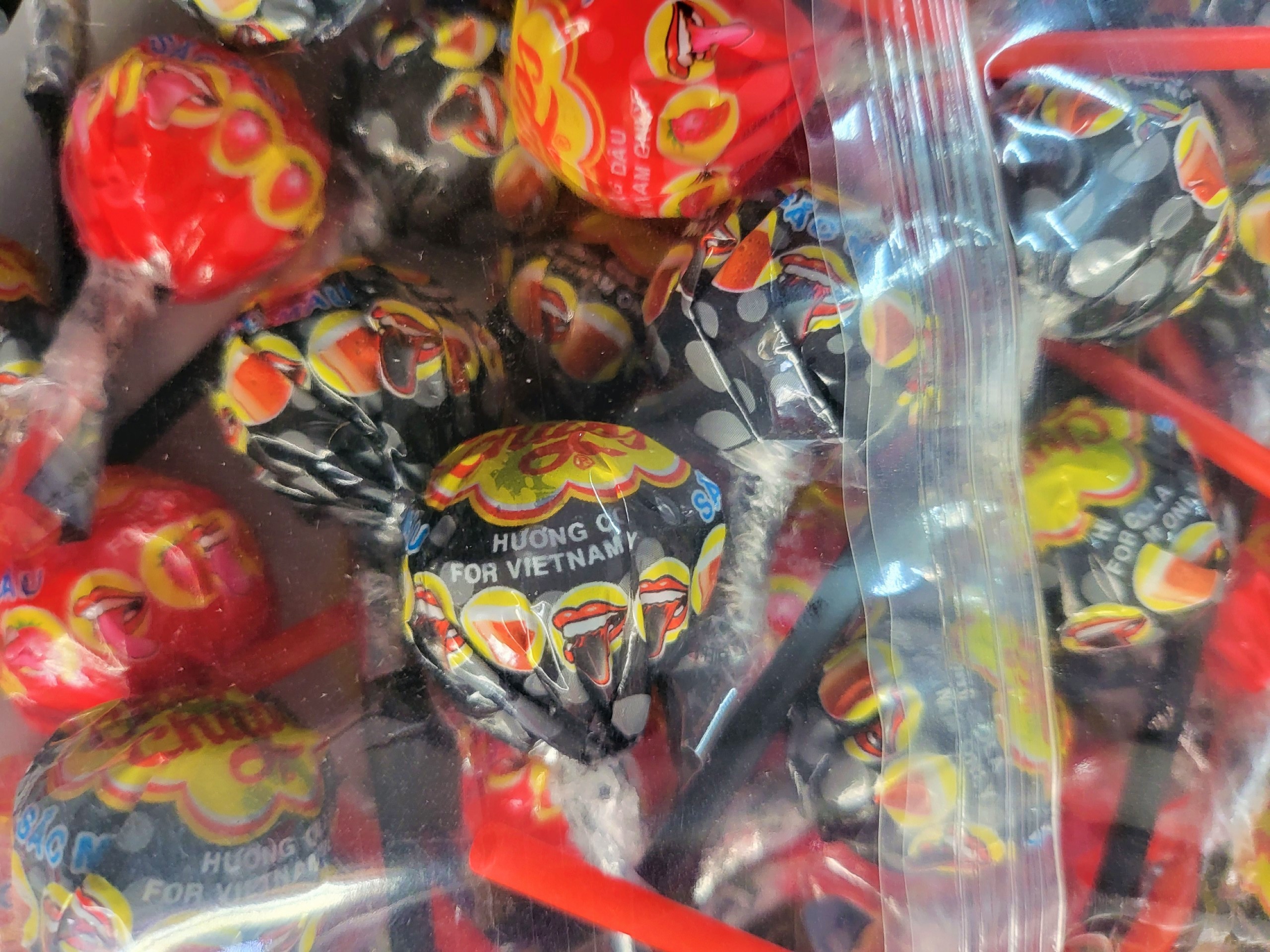 [Túi 58 que] KẸO MÚT SẮC MÀU (HƯƠNG DÂU, COLA) [VN] CHUPA CHUPS Mixed Lollipops