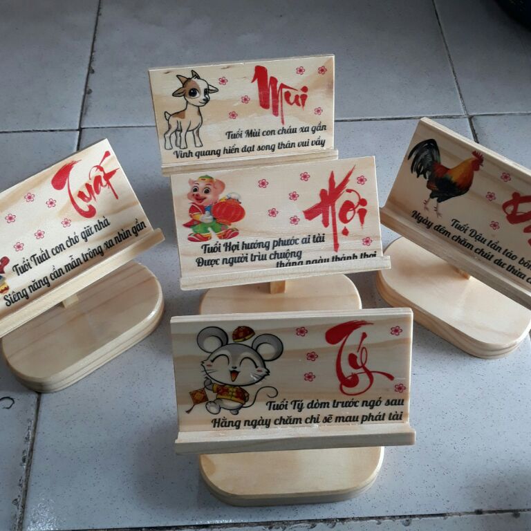 kệ gỗ để điện thoại