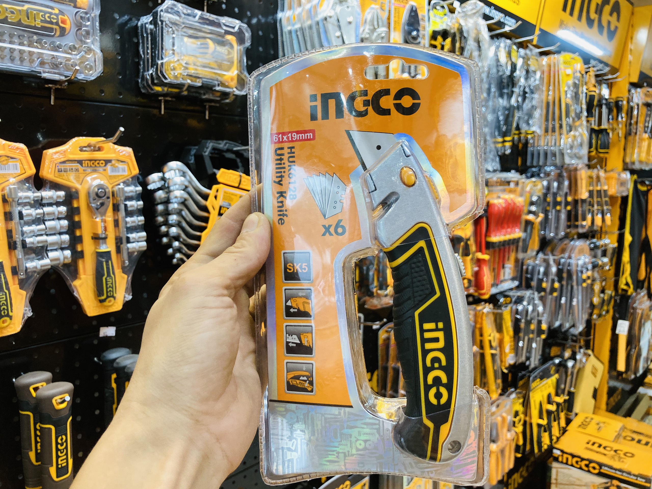 Dao rọc giấy cao cấp INGCO HUK6128