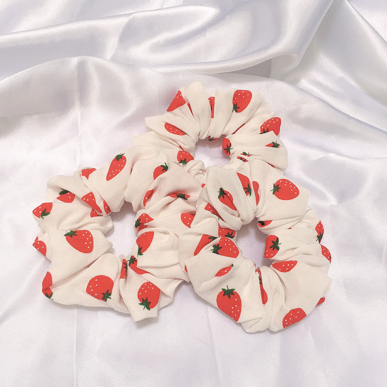 CỘT TÓC SCRUNCHIES - CỘT NƠ VẢI TRÁI DÂU ĐỎ SIÊU DỄ THƯỜNG - CỘT TÓC HOTTREND