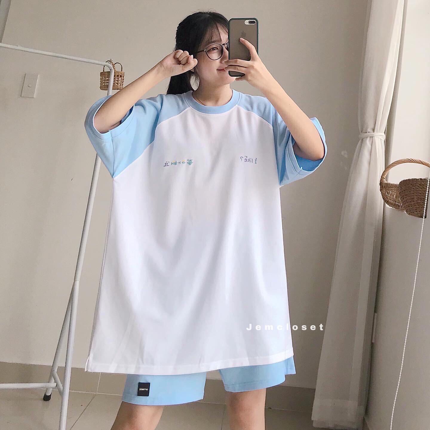 Set đồ nữ gồm áo thun tay lỡ kèm quần đùi ống rộng sang chảnh họa tiết chữ Hàn Quốc 1SIZESHOP