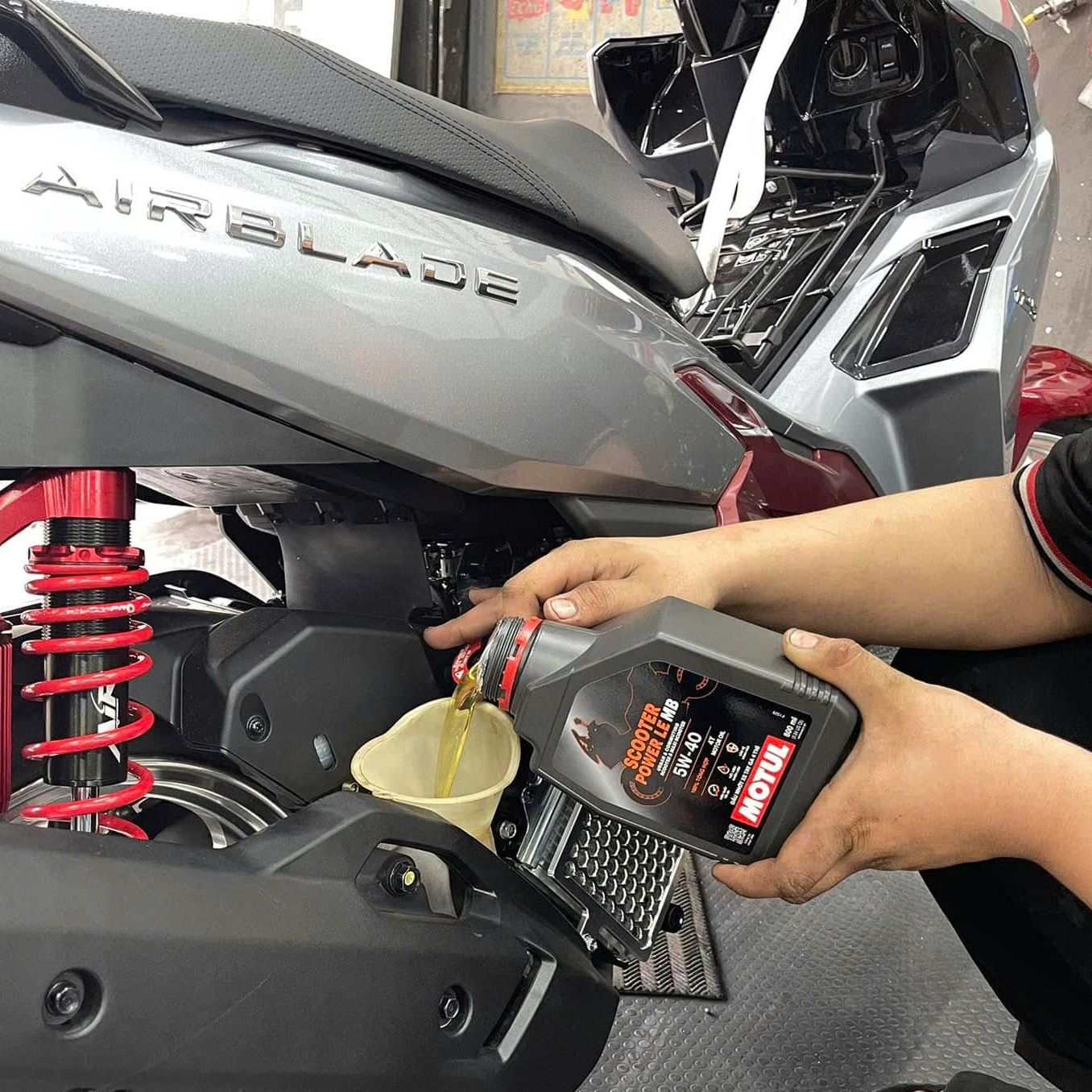 Nhớt Motul Scooter Power LE 5W40 0.8L nhớt tổng hợp dành cho xe tay ga (910005)