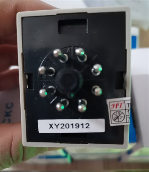 Timer đơn AH3-3 220VAC có kèm chân đế 8 chân tròn