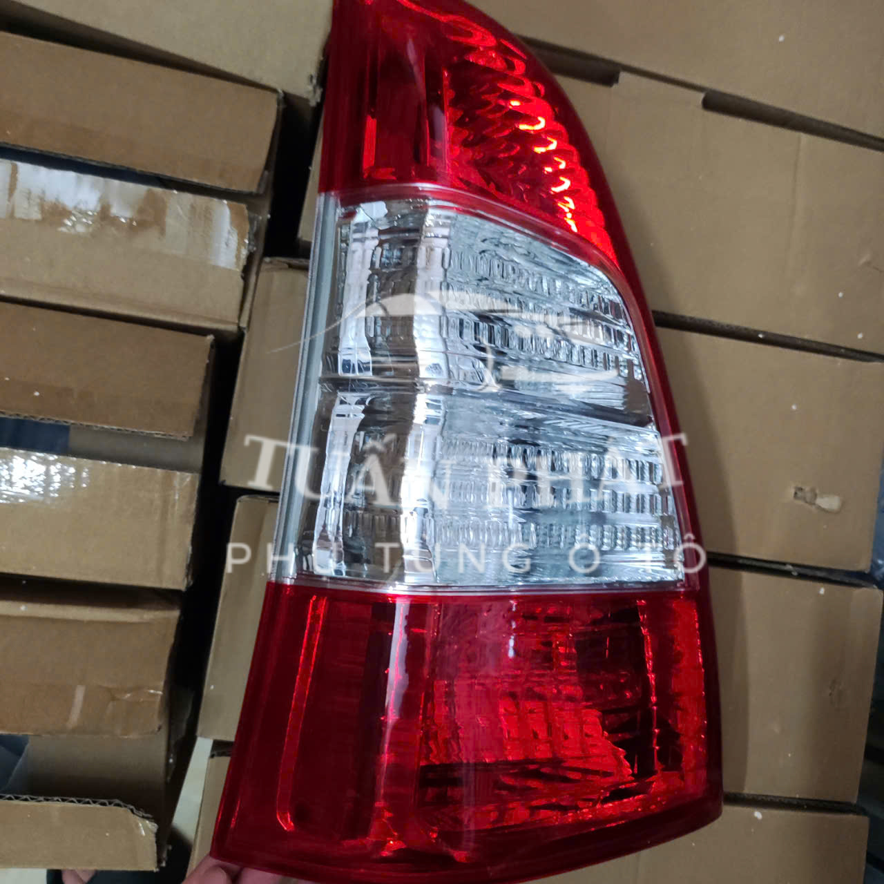 ĐÈN HẬU TOYOTA INNOVA 2012-2016 TYC