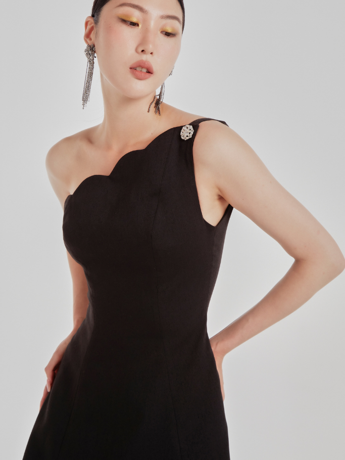 COCO SIN - Đầm Tapta Đen Lệch Vai Đính Nút Hoa