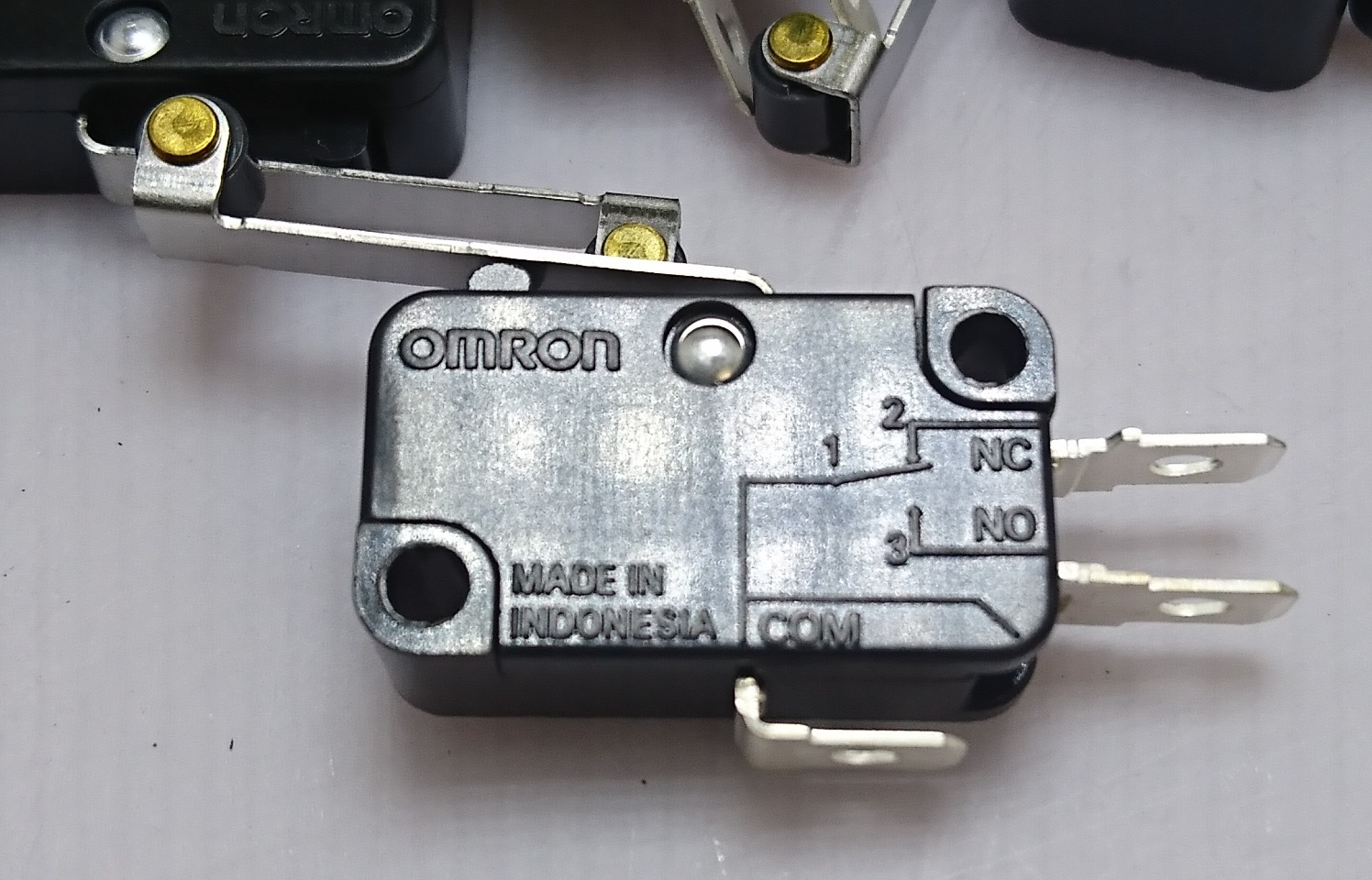 Công tắc hành trình có bánh xe OMRON (V-156-1A5)