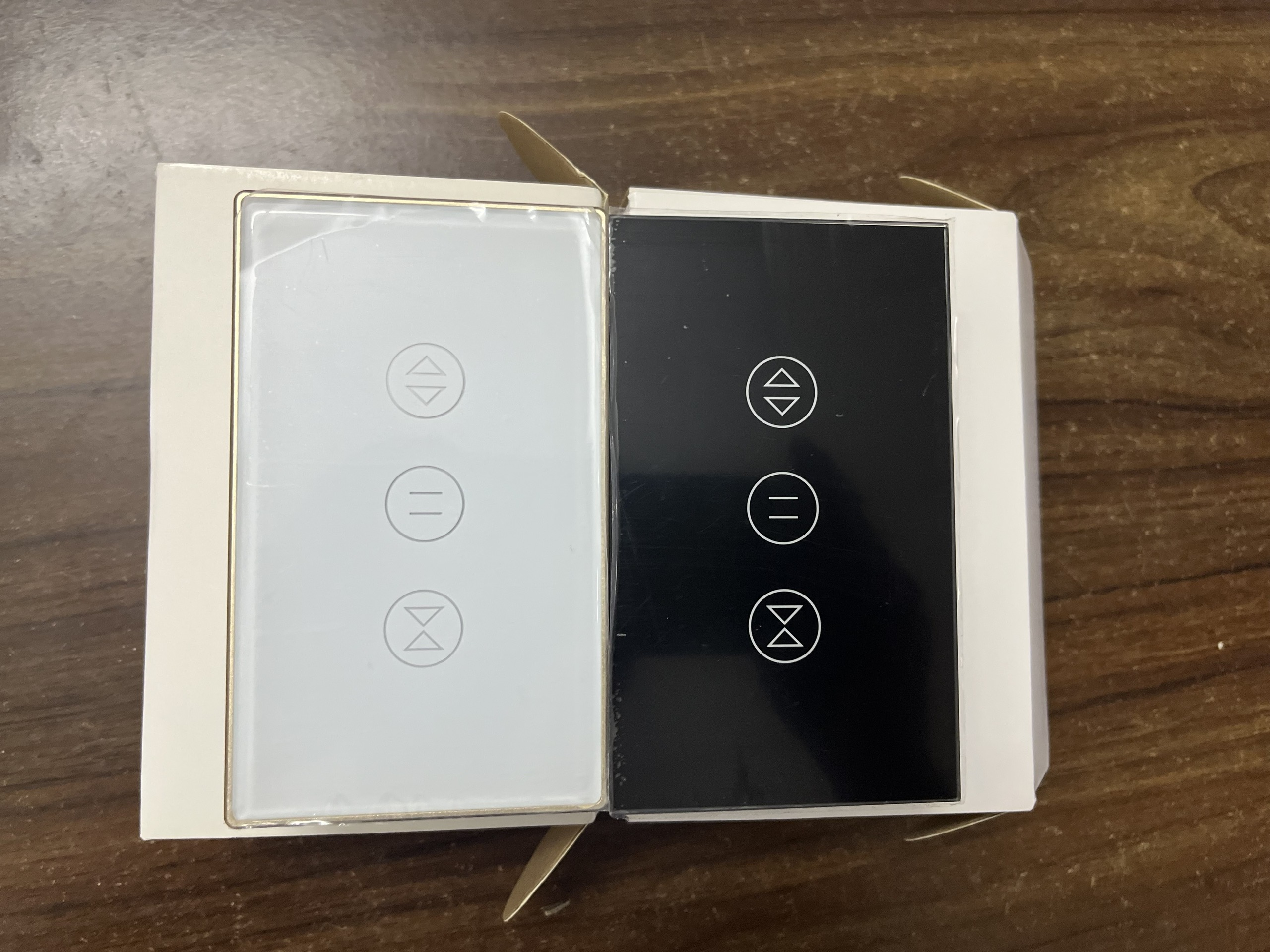 Công tắc cửa cuốn tuya wifi