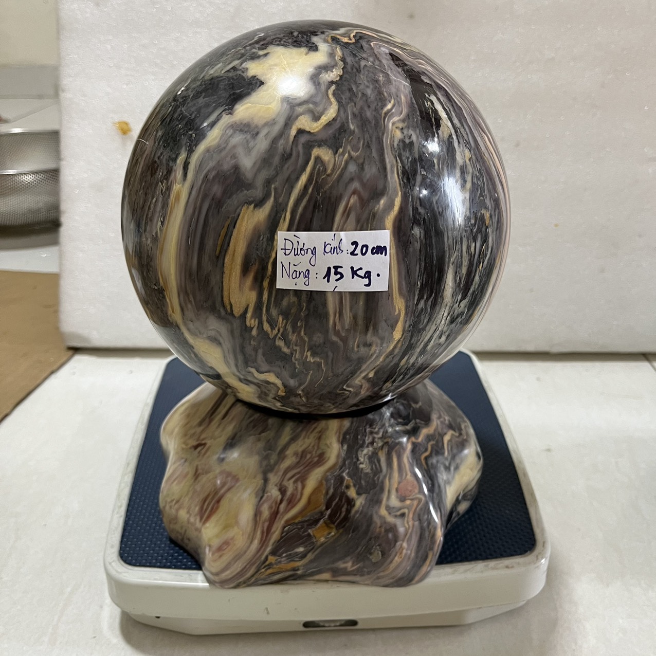 Quả cầu phong thủy đá tự nhiên đa sắc đường kính 20 cm nặng 15 kg cả đế cho mệnh Kim Mộc Thủy Hỏa Thổ