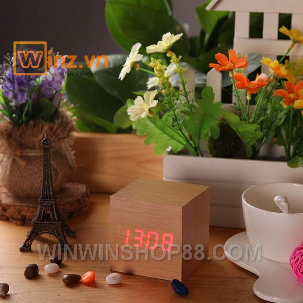 [HCM]Đồng hồ gỗ hình vuông có đèn LED (Màu vàng kem)