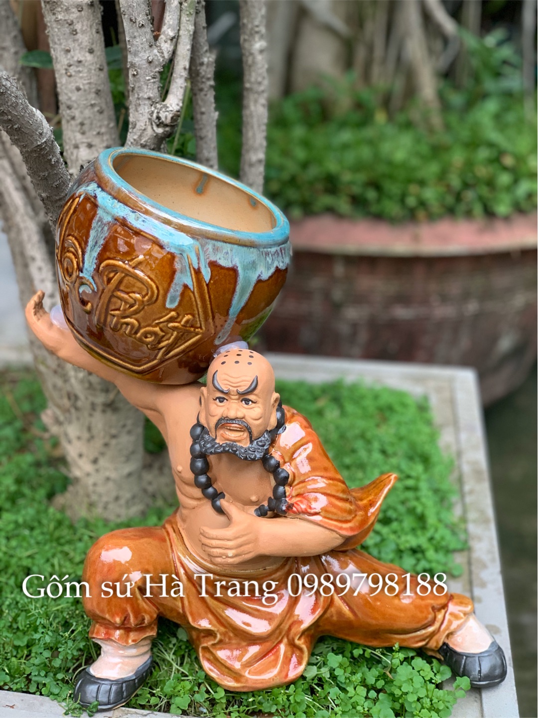 Tượng gốm sứ Bát Tràng vác chậu trồng cây bonsai