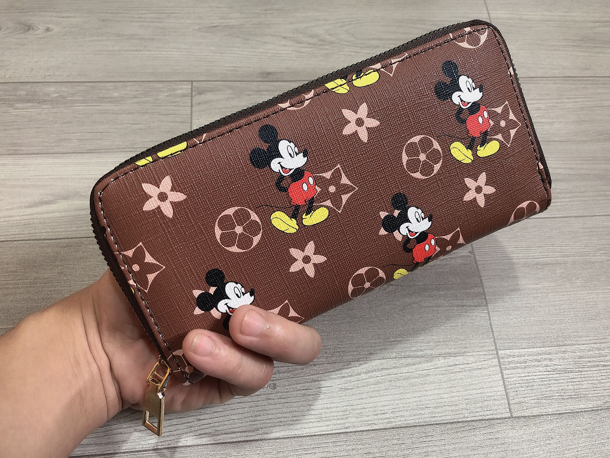 Ví Cầm Tay Da Mềm Mickey Mouse
