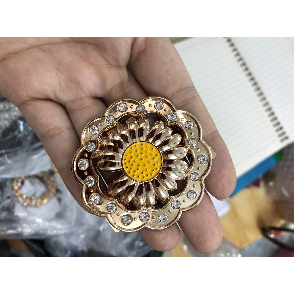 5.2cm Round Chrysanthemum Flower Made into a Handbag